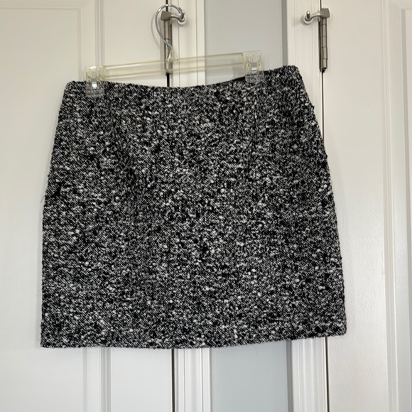 Tahari Black and Silver Mini Skirt Cocktail, size 10, 30% wool - Picture 2 of 5